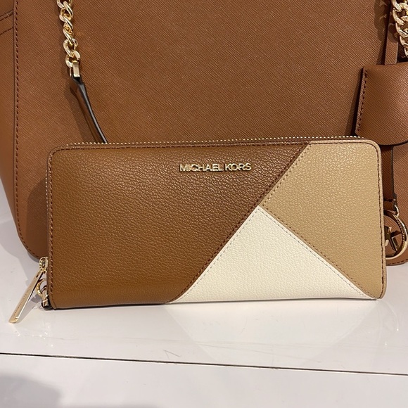 MICHAEL KORS LARGE TRAVEL CONTINENTAL WRISTLET WALLET PHONEHOLDER Luggage Multi - Picture 2 of 16